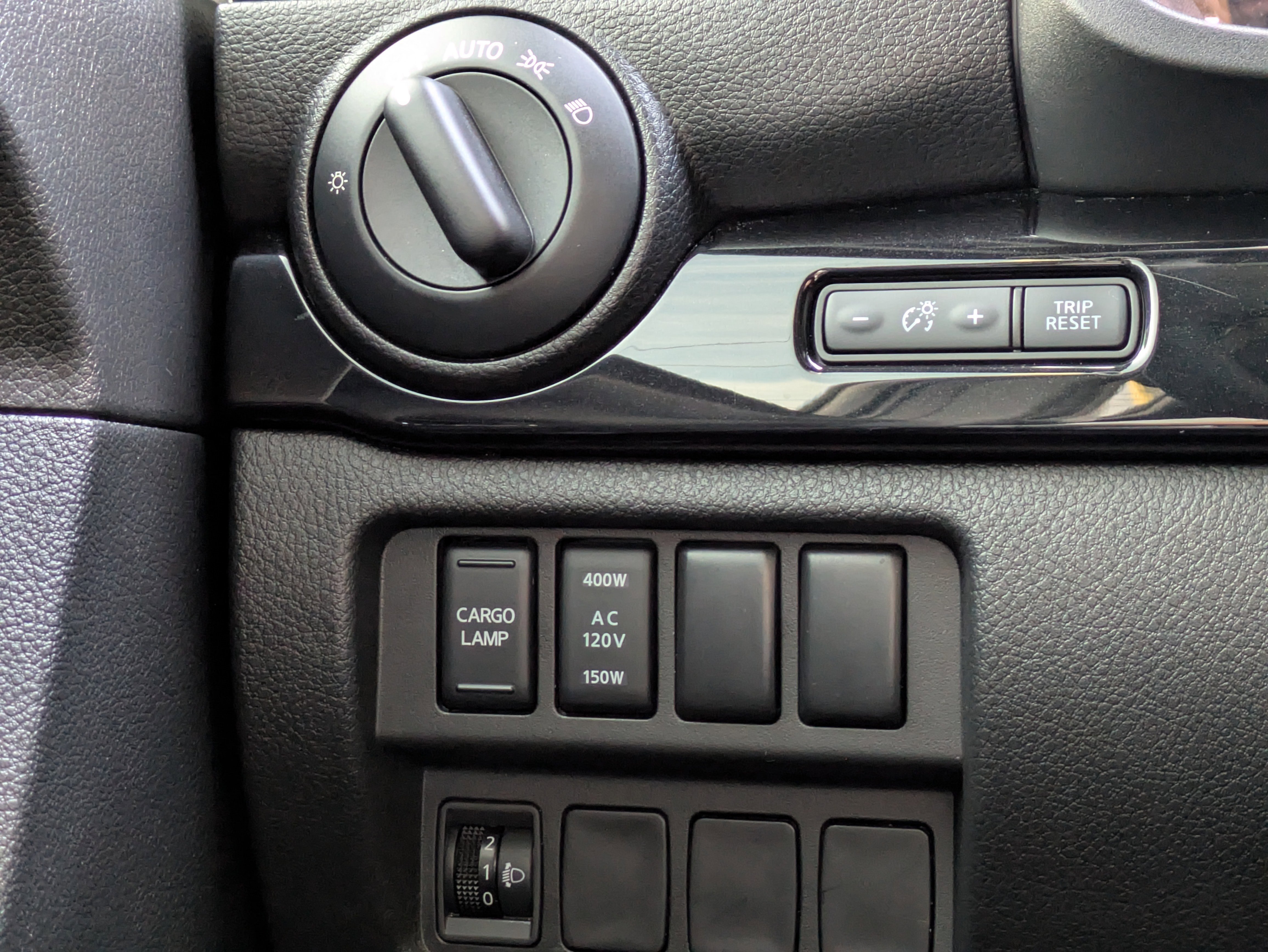 Used 2024 Nissan Titan SV w/ SV Convenience Package image 32