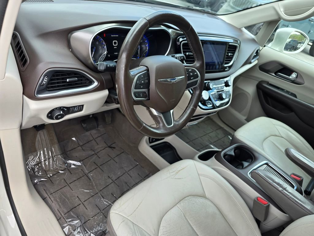 Used 2017 Chrysler Pacifica Touring-L Plus image 25