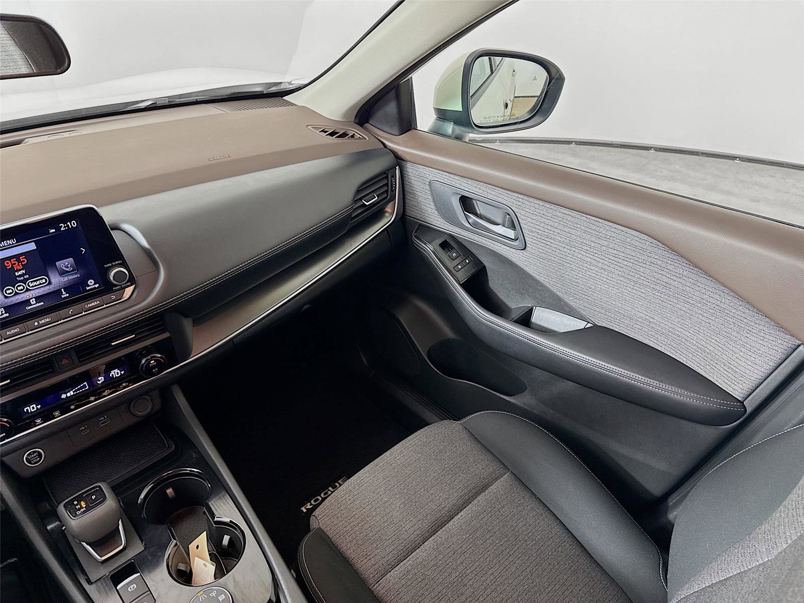 Used 2023 Nissan Rogue SV image 31