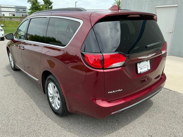Used 2017 Chrysler Pacifica Touring-L FWD image 2