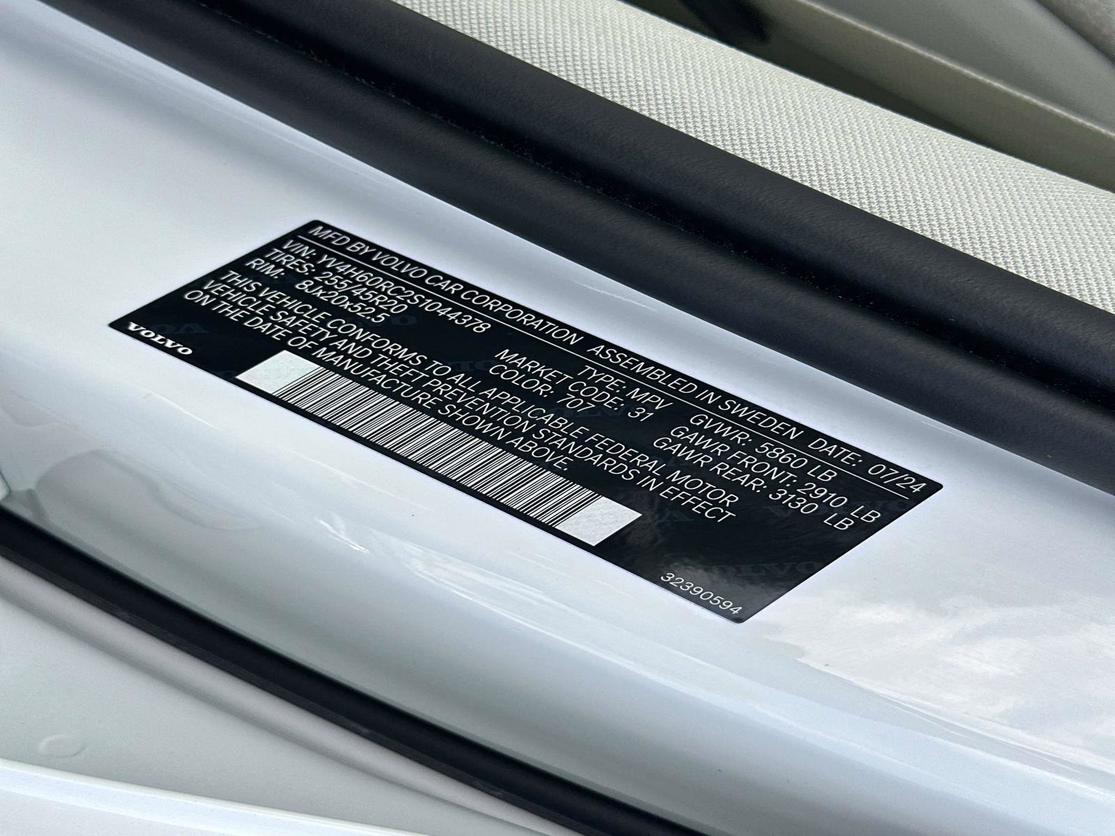 Certified 2025 Volvo XC60 T8 Plus w/ Protection Package Premier image 29