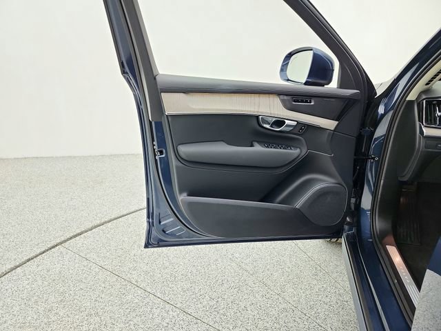 Certified 2025 Volvo XC90 T8 Ultra w/ Protection Package Premier image 30