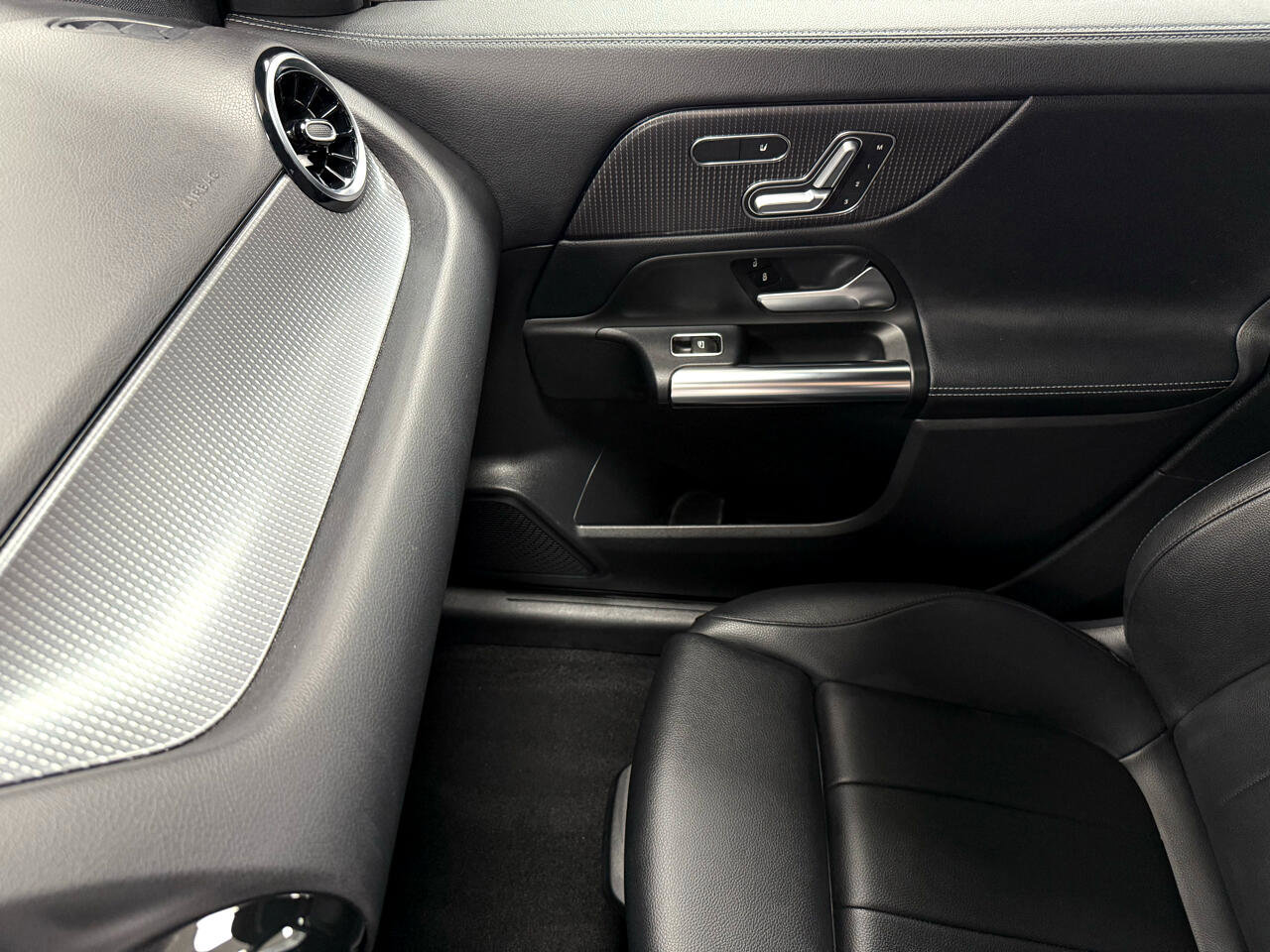 Used 2021 Mercedes-Benz GLA 250 4MATIC w/ Premium Package image 25