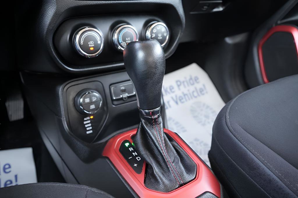 Used 2015 Jeep Renegade Trailhawk AWD/4WD image 29