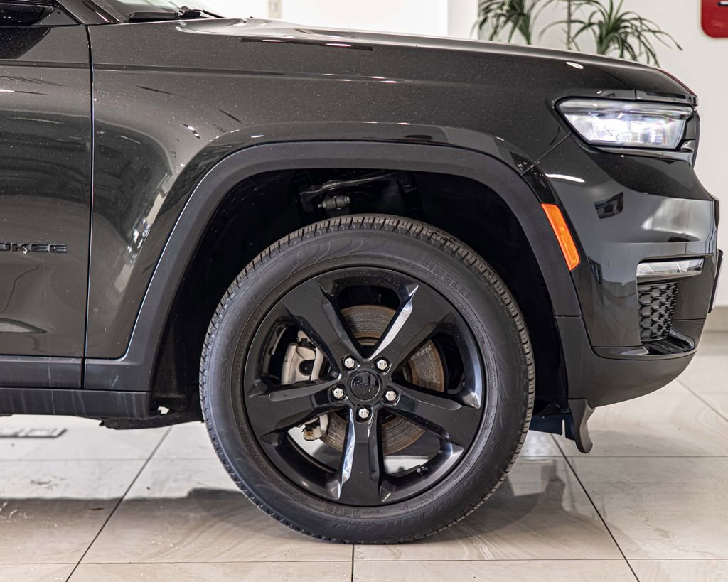 Used 2023 Jeep Grand Cherokee L Limited w/ Black Appearance Package image 12