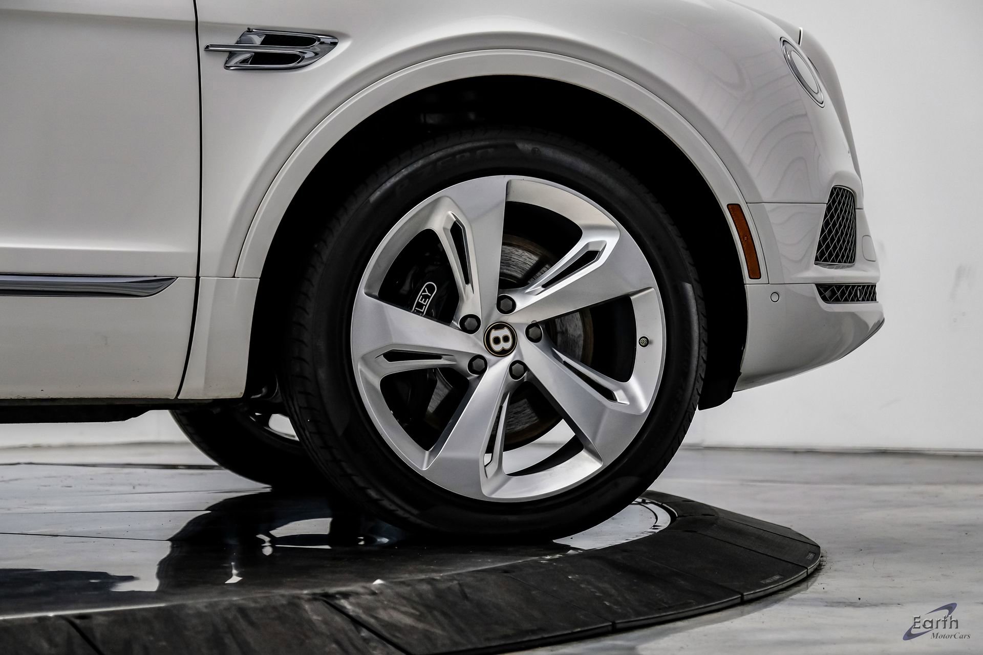 Used 2019 Bentley Bentayga image 95