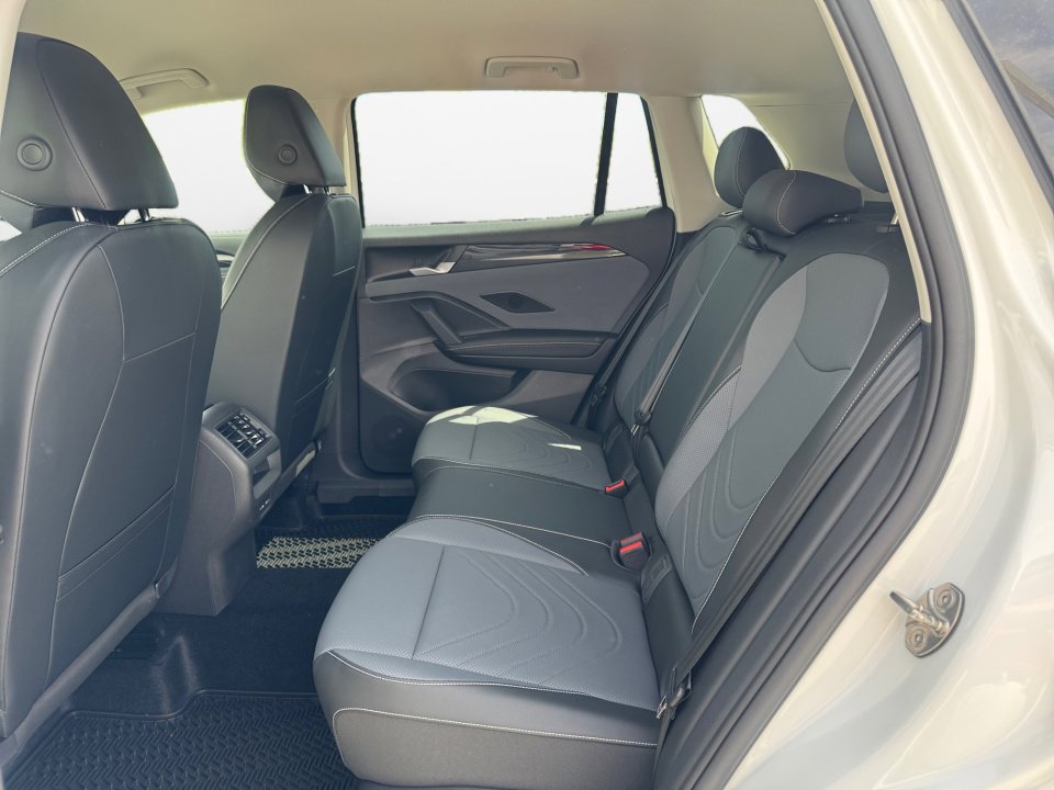 New 2026 Volkswagen Tiguan SE FWD image 13