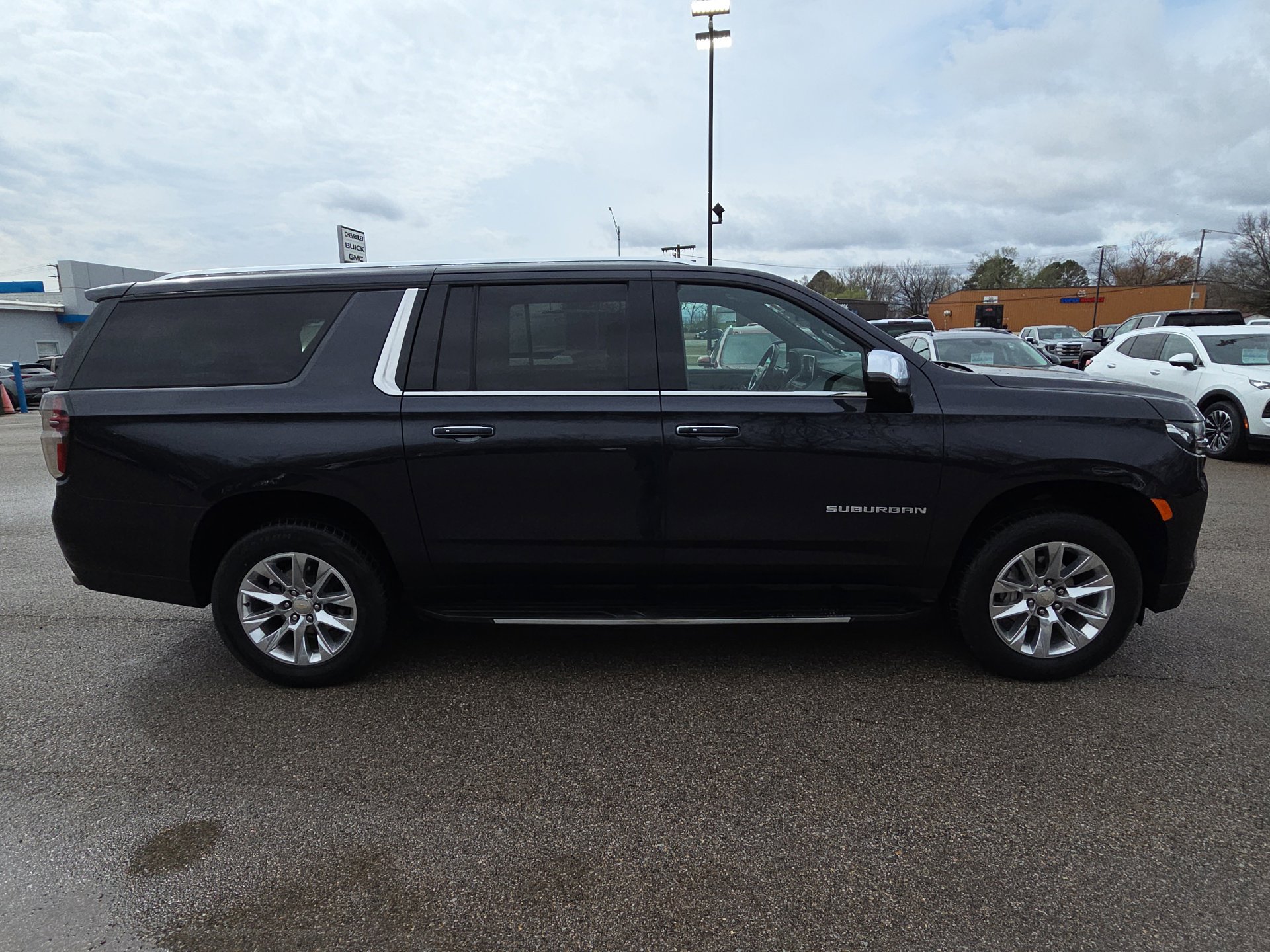 Used 2023 Chevrolet Suburban Premier image 9