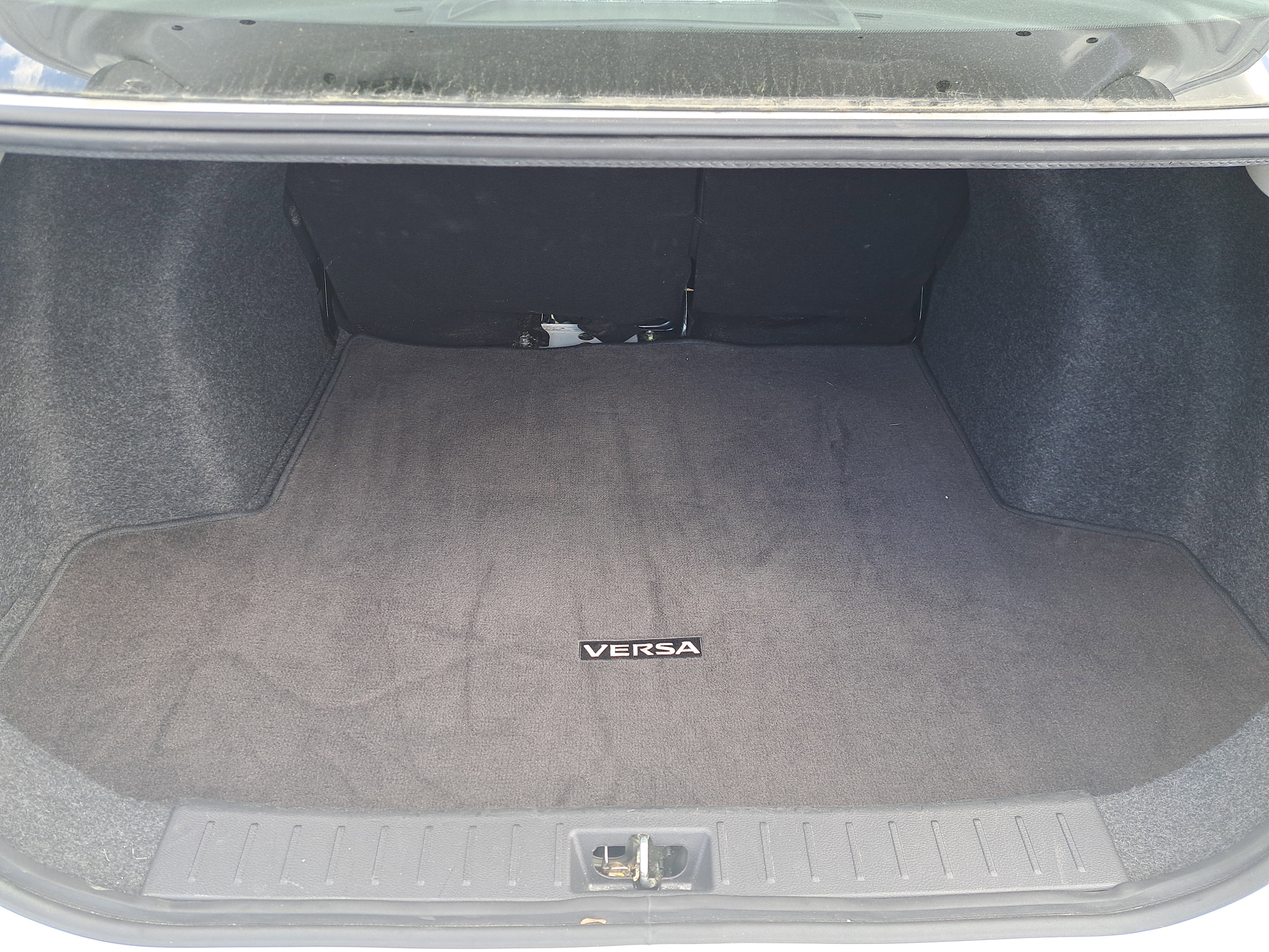 Used 2025 Nissan Versa SV image 9