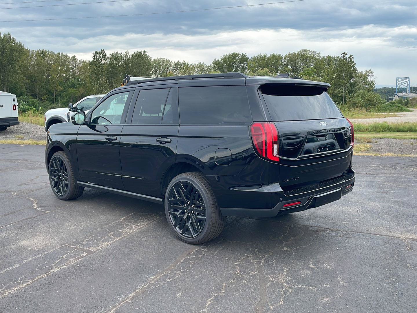 New 2027 Ford Expedition Platinum w/ Stealth Performance Package AWD/4WD image 3