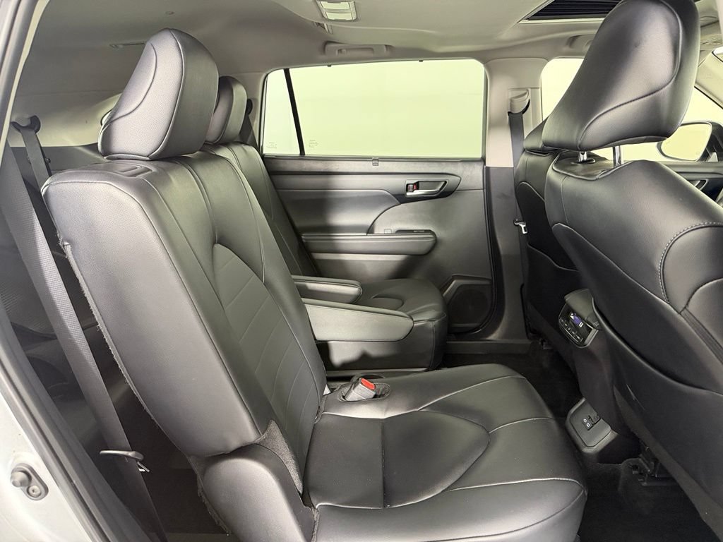 Used 2025 Toyota Highlander XLE FWD image 18