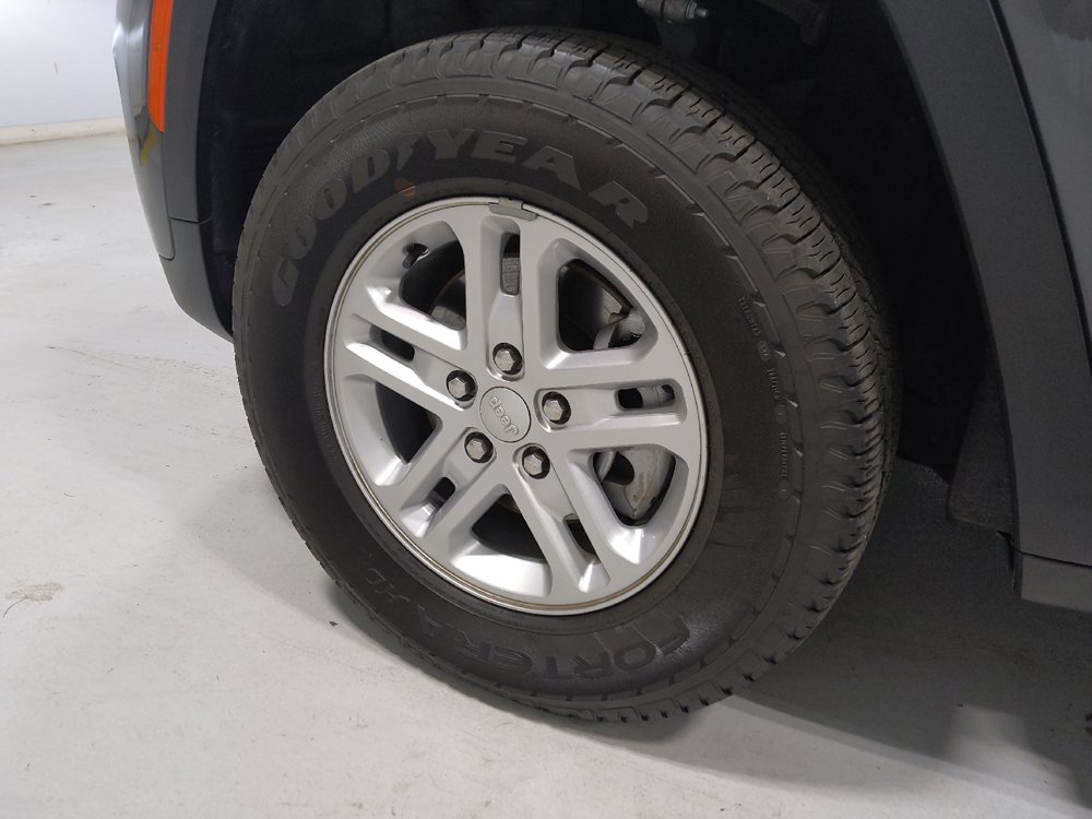 Used 2023 Jeep Grand Cherokee Laredo w/ Luxury Tech Group I AWD/4WD image 31