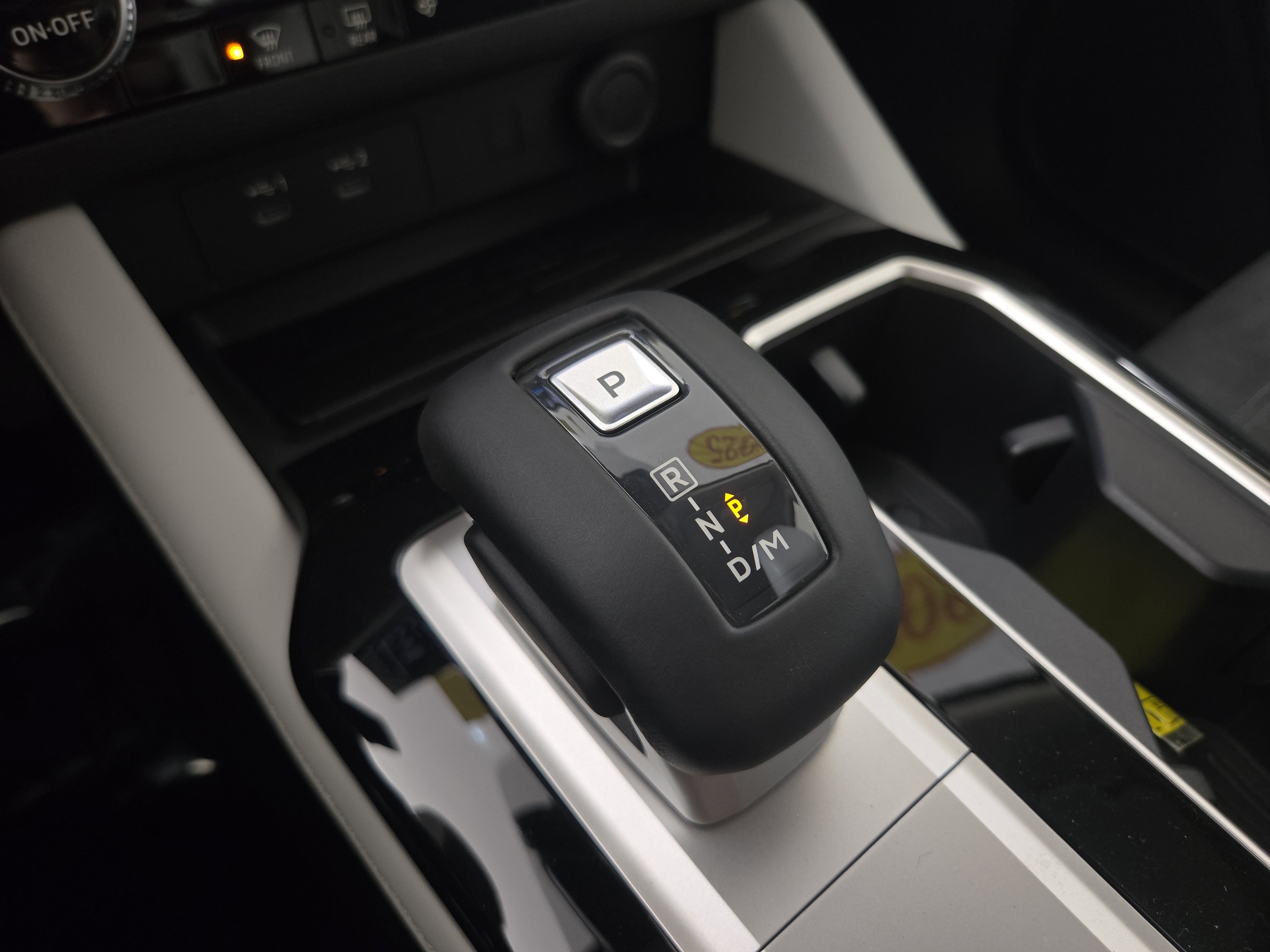 New 2025 Mitsubishi Outlander SE image 23