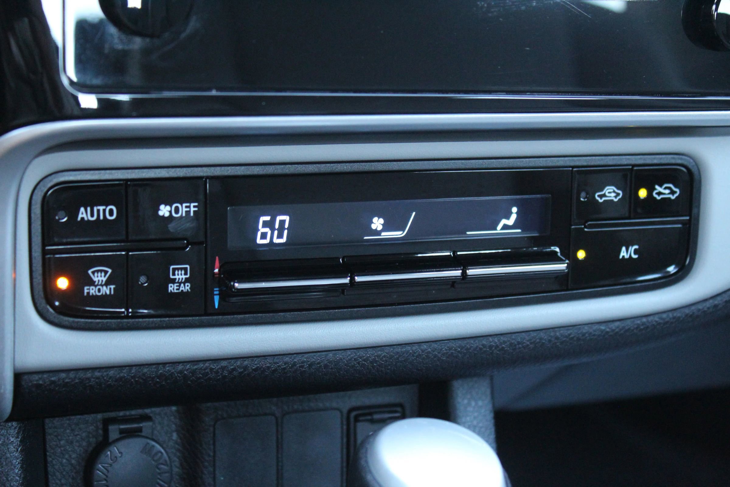 Used 2018 Toyota Corolla LE FWD image 32