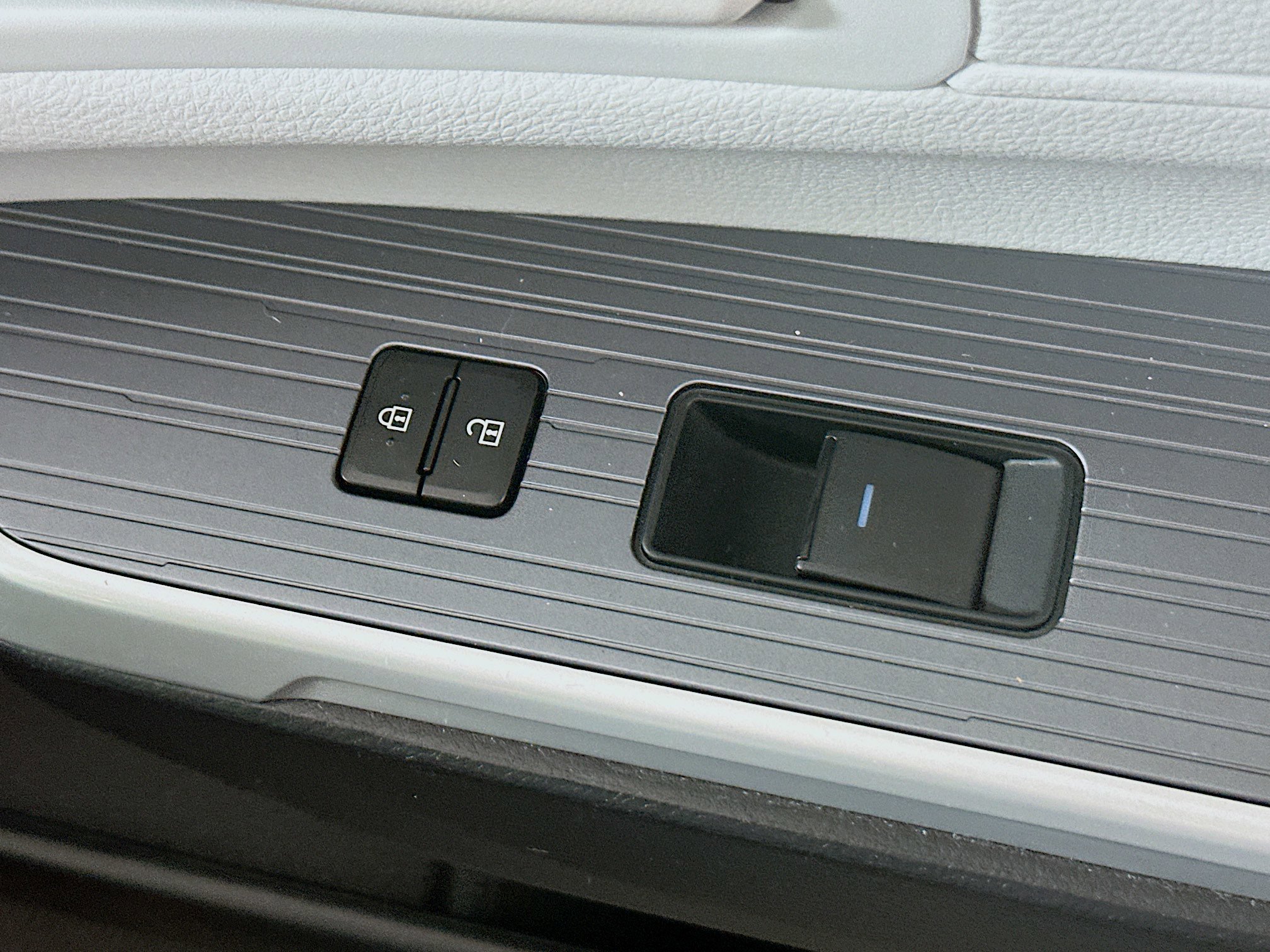 Used 2025 Toyota Sienna LE w/ LE Plus Package AWD/4WD image 29