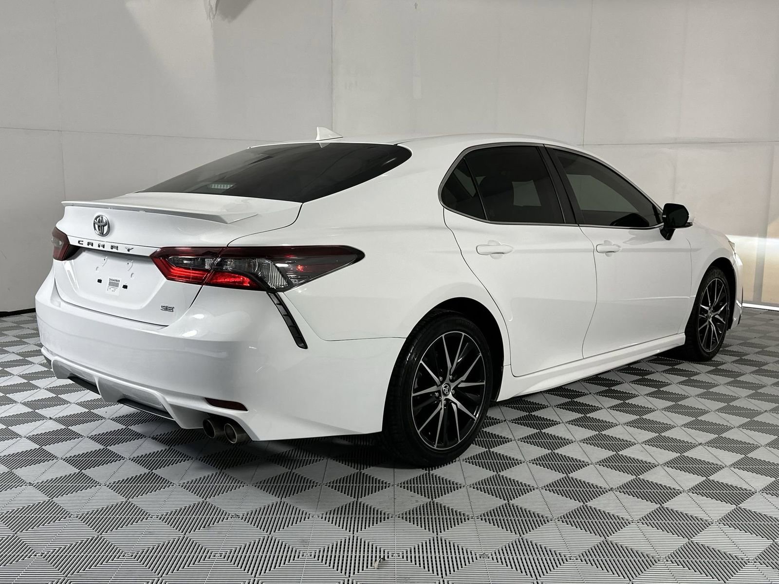Used 2024 Toyota Camry SE w/ Convenience Package FWD image 8