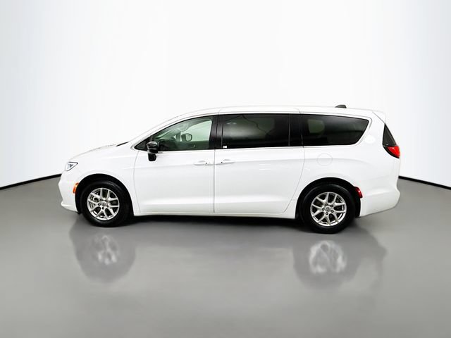 Used 2024 Chrysler Pacifica Touring-L FWD image 4