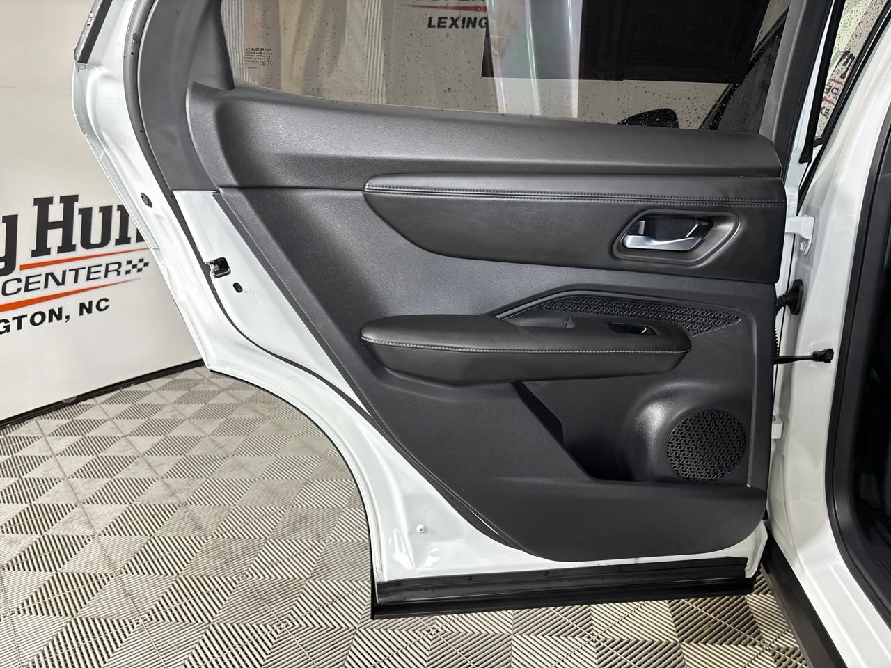 Used 2023 Nissan Ariya FWD image 17