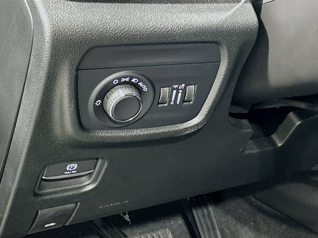 Used 2025 Jeep Grand Cherokee Altitude RWD image 9