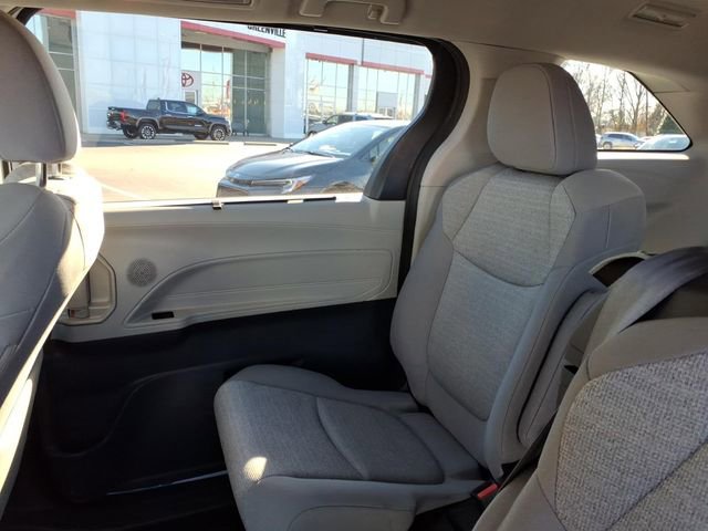 Used 2023 Toyota Sienna LE image 6