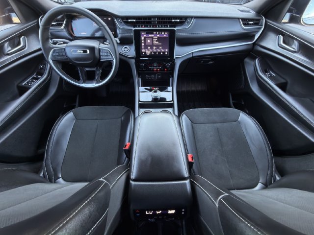 Used 2025 Jeep Grand Cherokee L Altitude AWD/4WD image 12