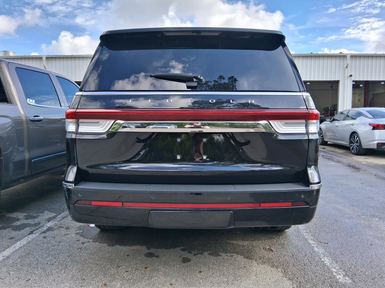Used 2024 Lincoln Navigator Reserve AWD/4WD image 3