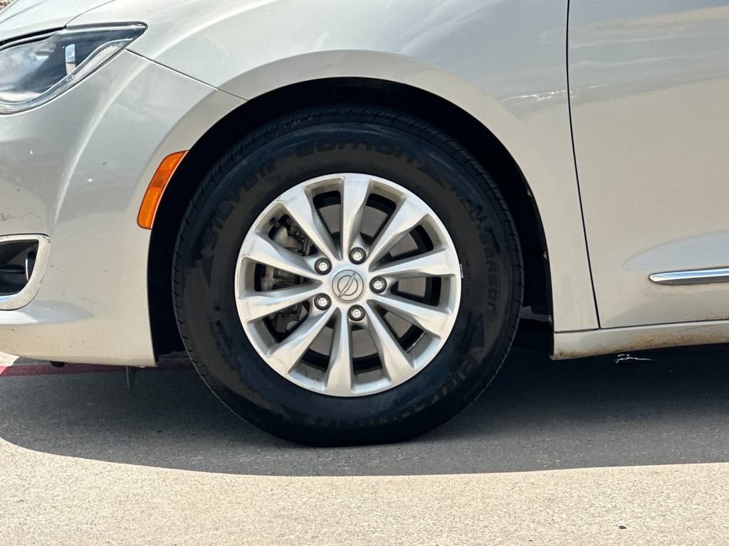 Used 2017 Chrysler Pacifica Touring-L FWD image 29