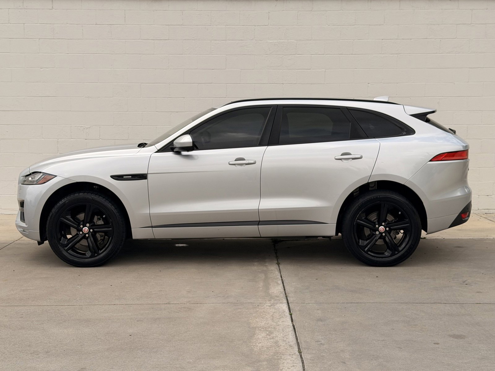 Used 2019 Jaguar F-PACE R-Sport image 7