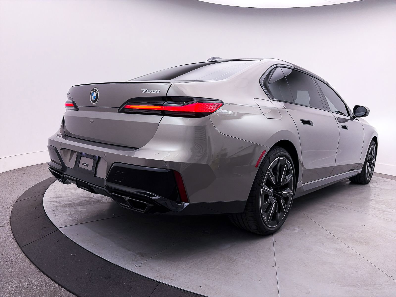 Used 2024 BMW 760i xDrive AWD/4WD image 18