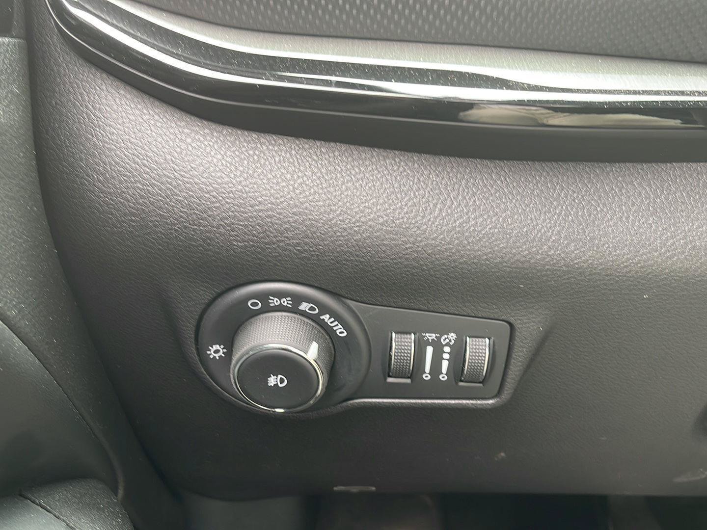 Used 2025 Jeep Compass Trailhawk AWD/4WD image 12