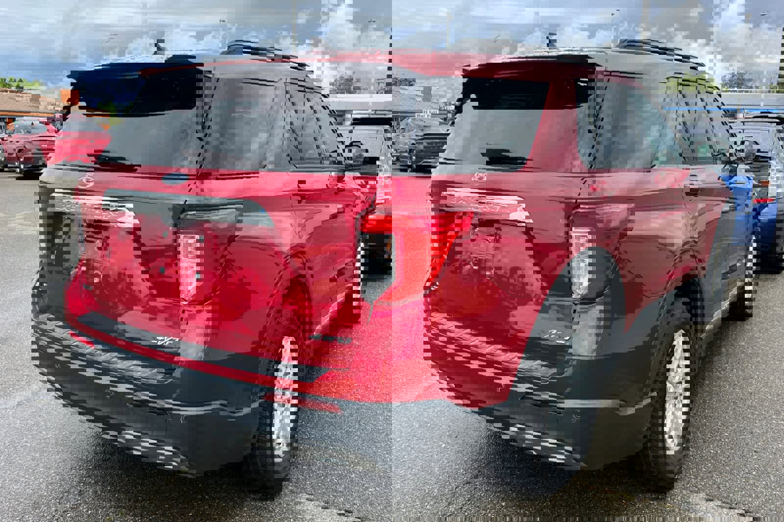 Used 2021 Ford Explorer XLT w/ Equipment Group 202A image 4