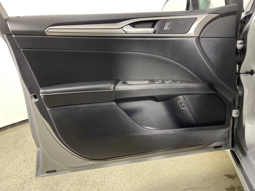 Used 2020 Ford Fusion SE image 19