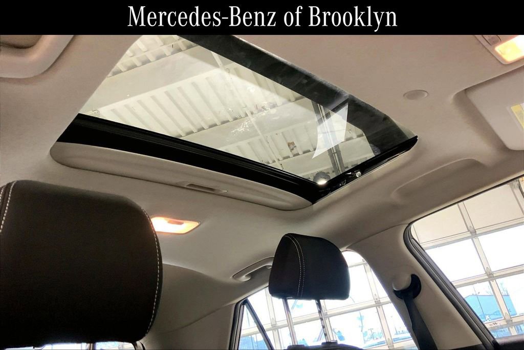 Used 2023 Hyundai Venue SEL FWD image 8