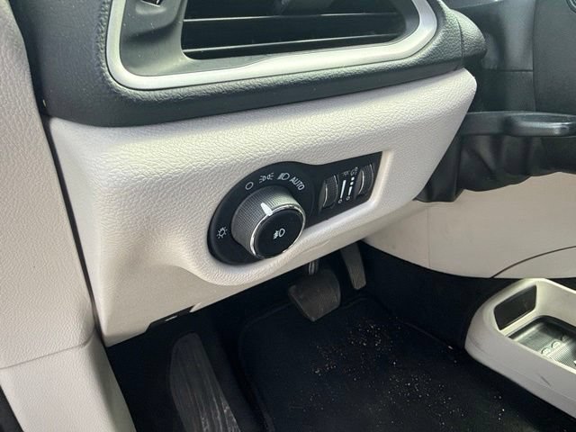 Used 2022 Chrysler Pacifica Touring-L FWD image 22