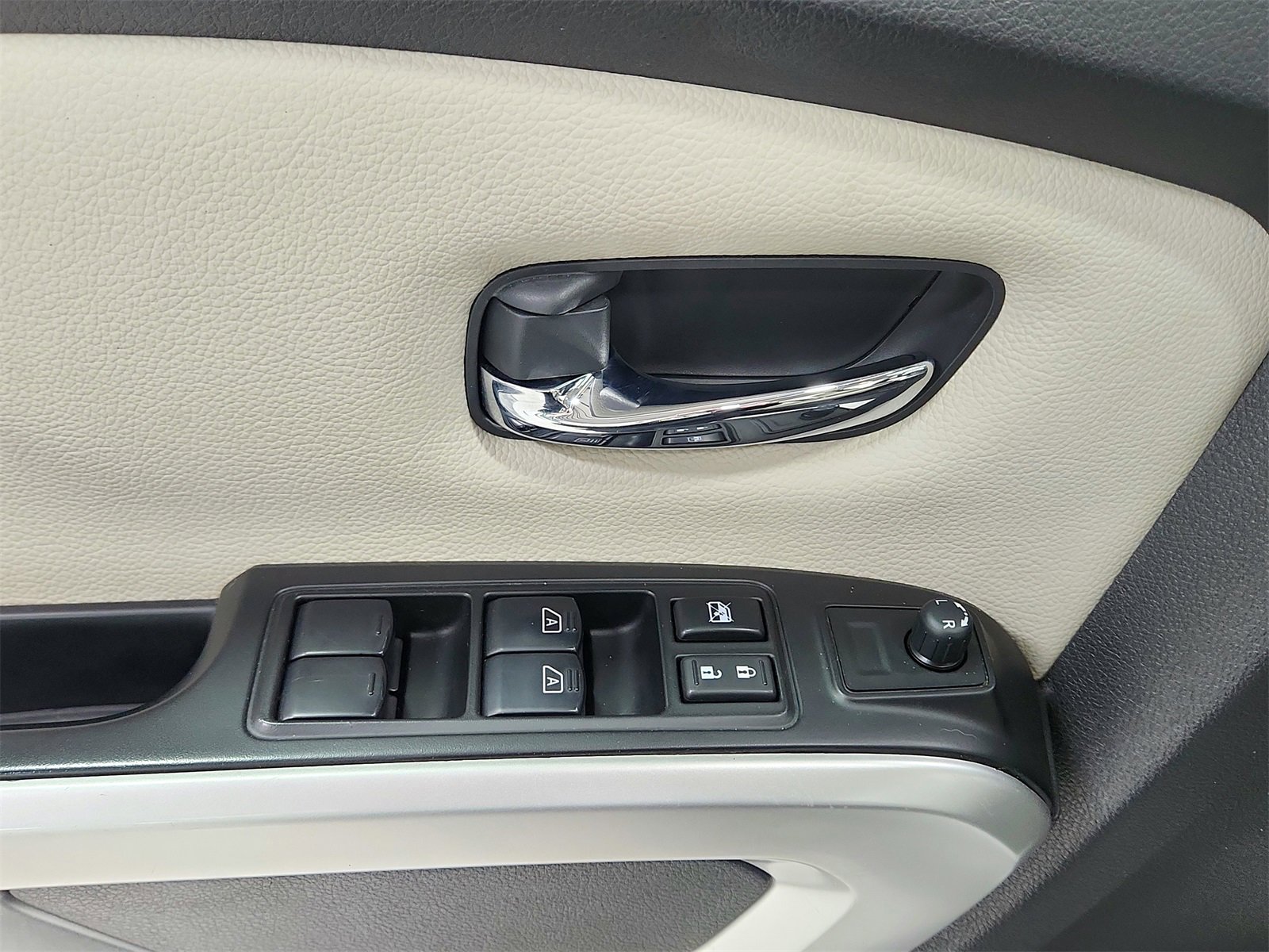 Used 2023 Nissan Titan SV w/ Accessory Utility Package image 27