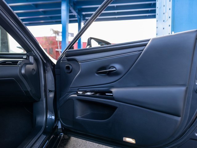 Used 2025 Lexus ES 300h w/ Premium Package image 34