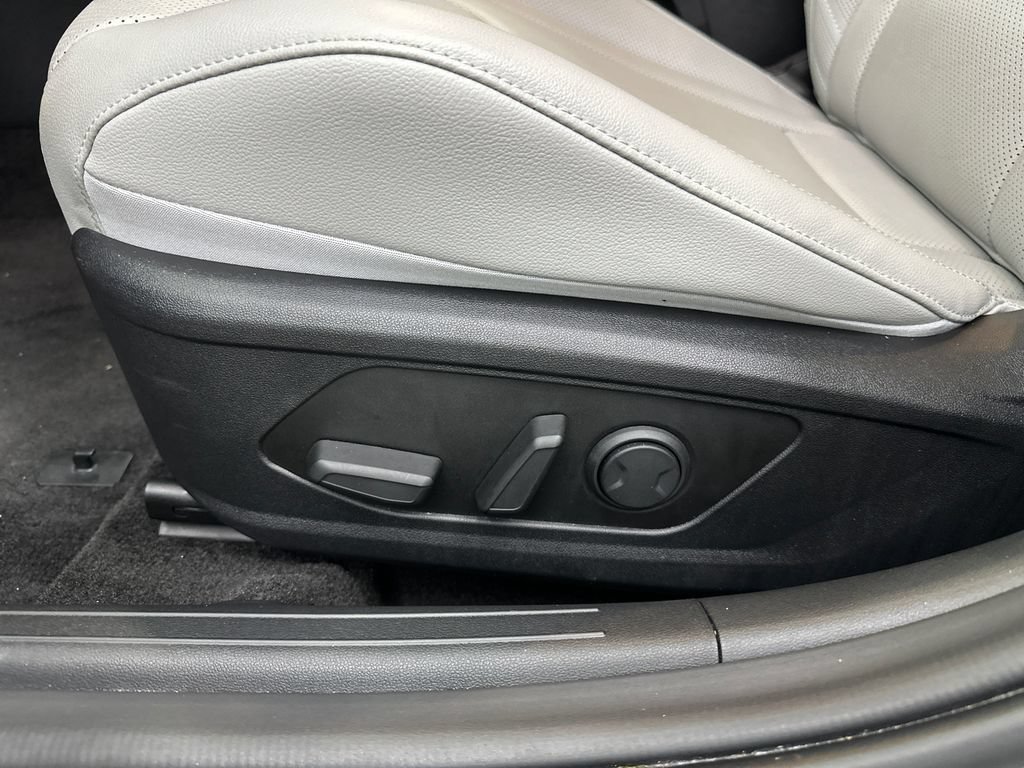 Used 2025 Hyundai Elantra Limited FWD image 10