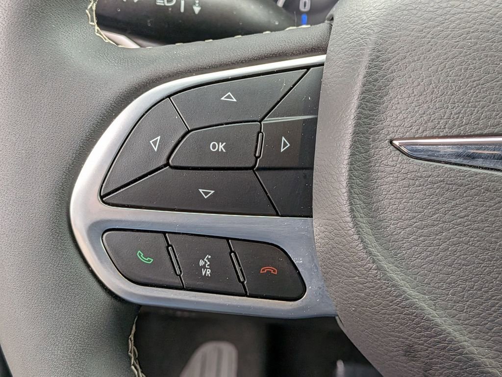 Used 2025 Chrysler Pacifica Select image 20