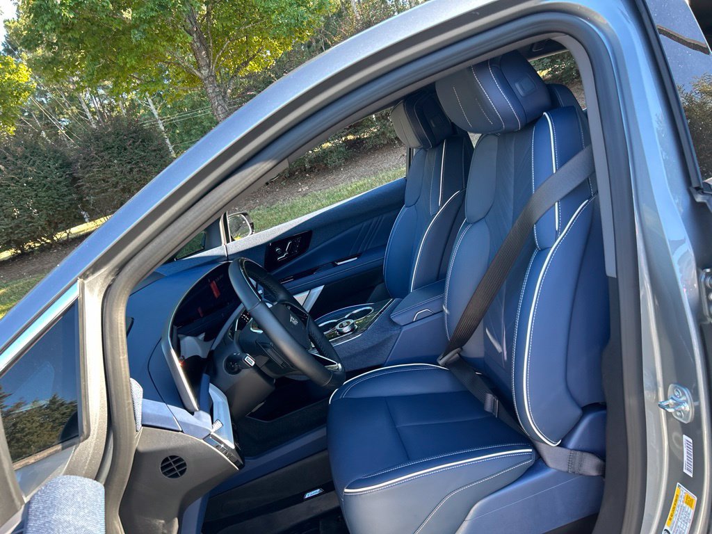 Used 2025 Cadillac Optiq Luxury 2 w/ LPO, Floor Liner Package AWD/4WD image 41