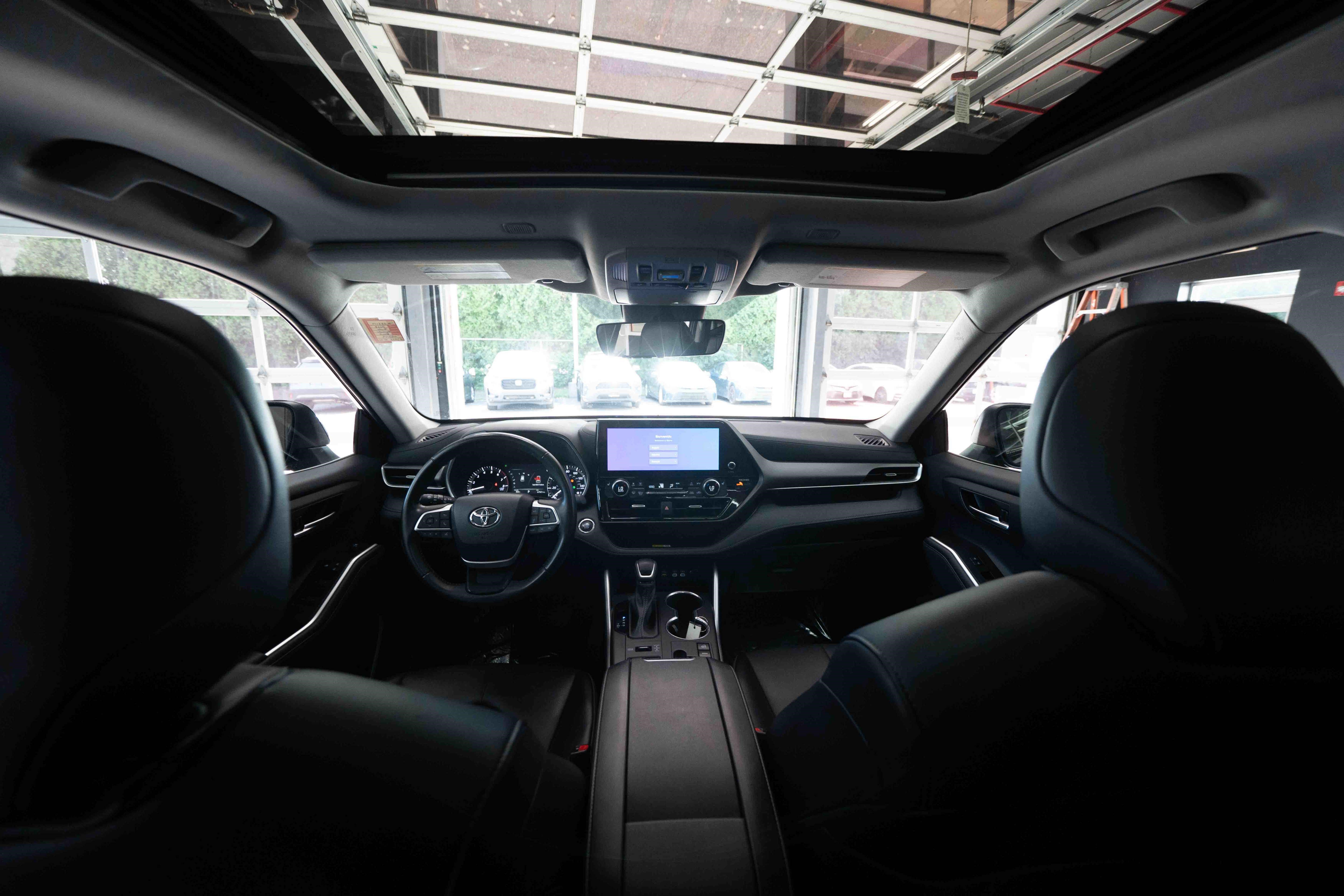 Used 2023 Toyota Highlander XLE AWD/4WD image 19