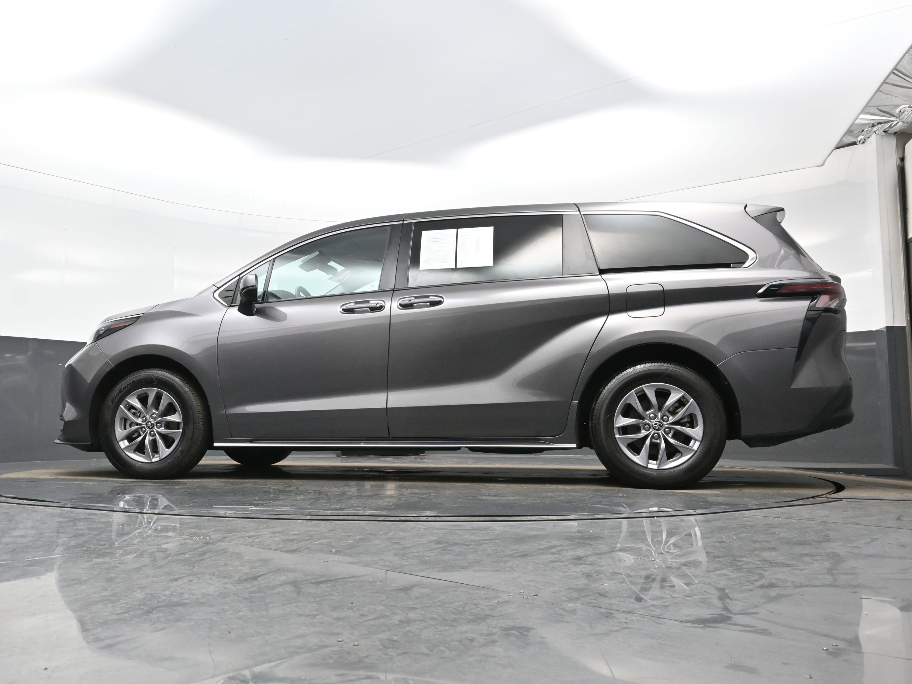 Used 2024 Toyota Sienna LE image 30