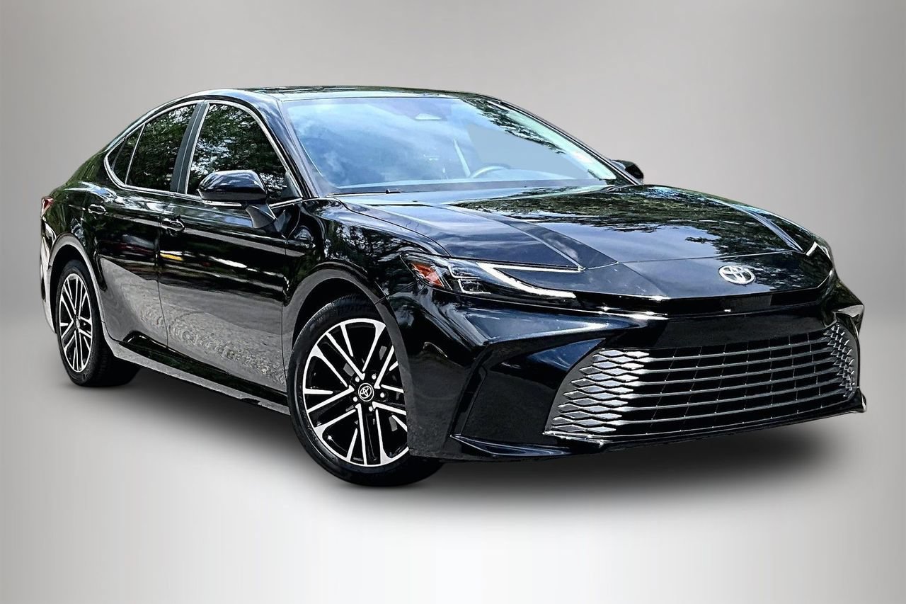 Used 2025 Toyota Camry XLE FWD image 2