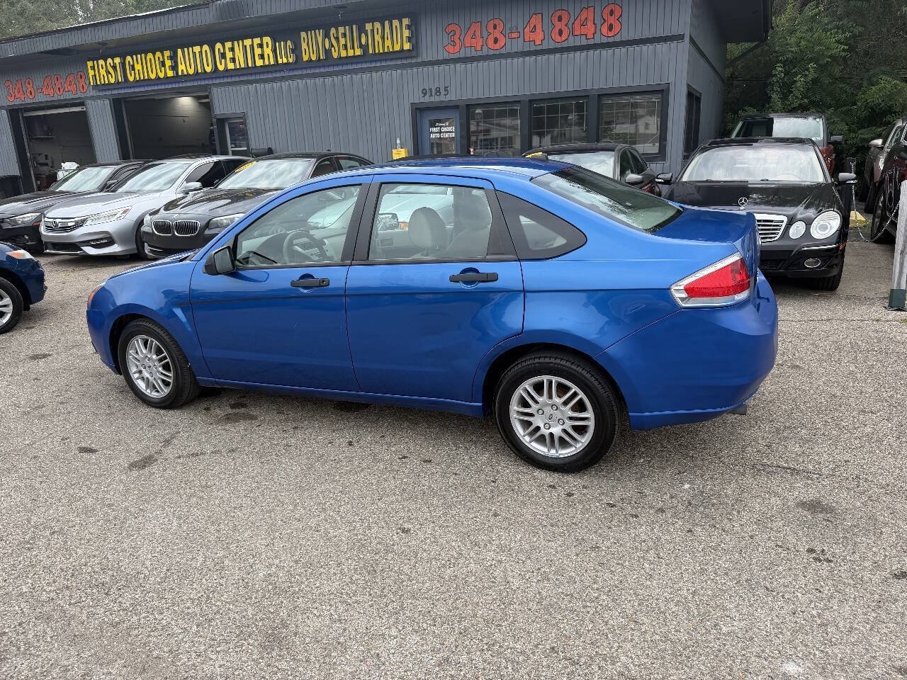 Used 2010 Ford Focus SE FWD image 2