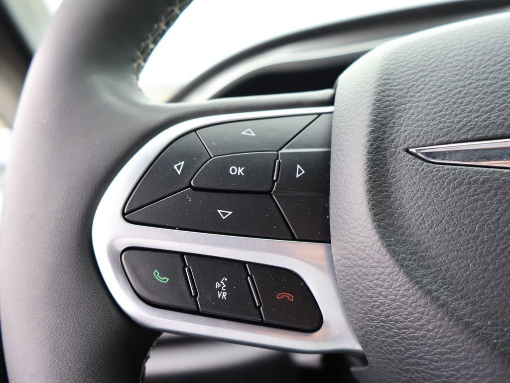 Used 2025 Chrysler Pacifica Select FWD image 25