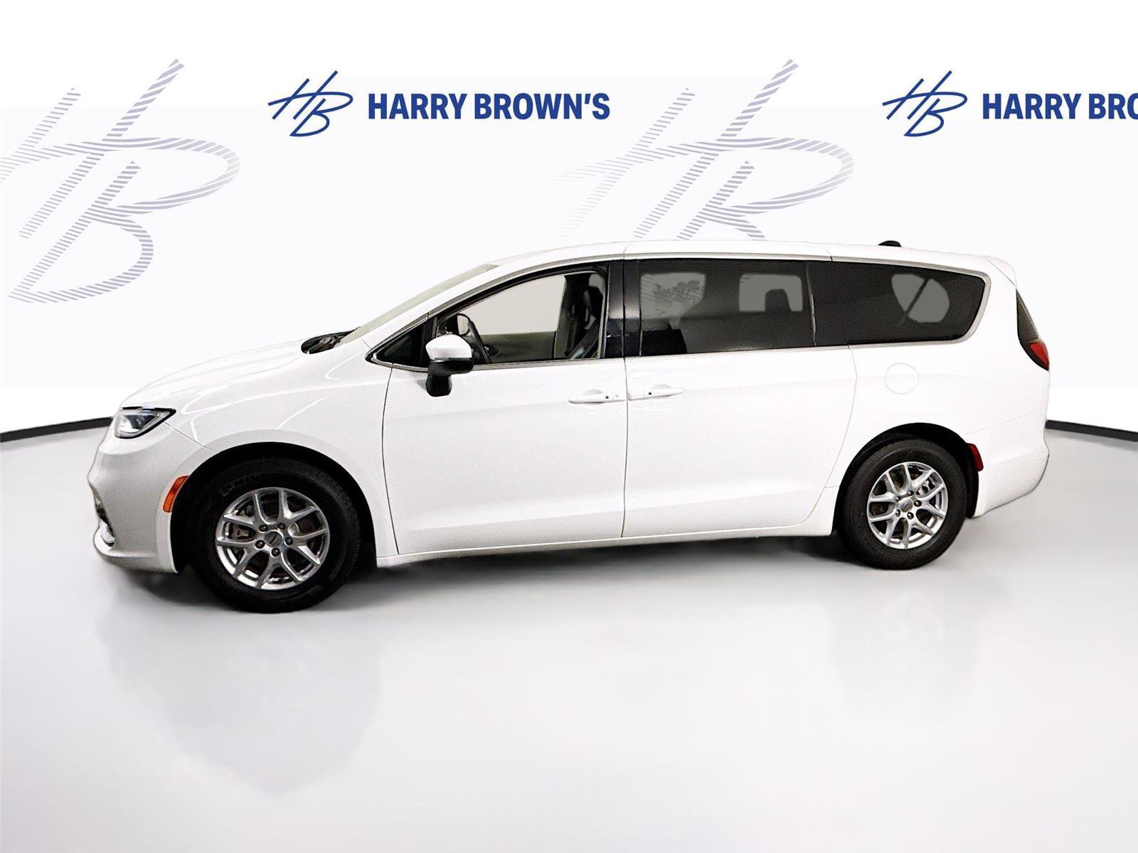 Used 2023 Chrysler Pacifica Touring-L image 28