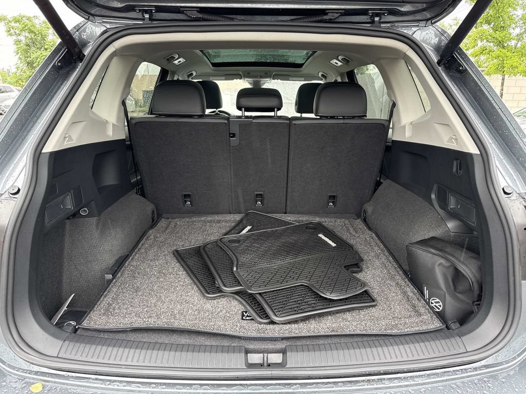 Used 2024 Volkswagen Tiguan SE w/ Panoramic Sunroof Package AWD/4WD image 12