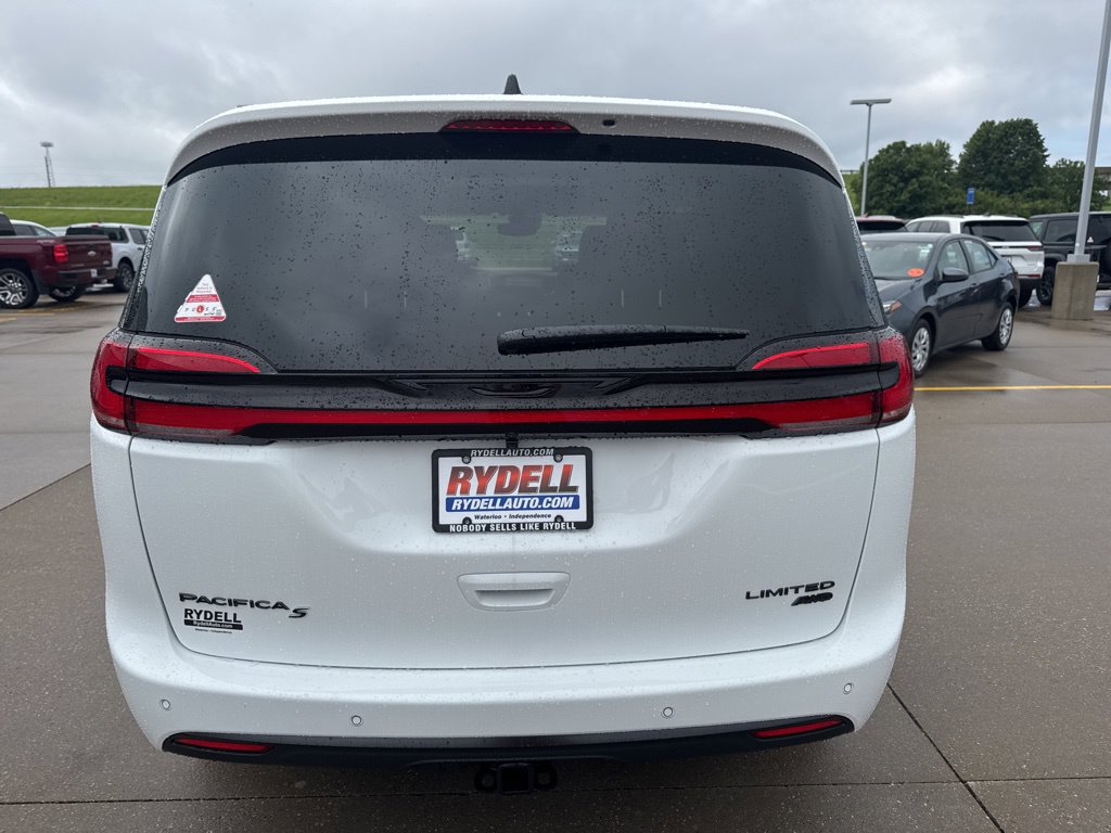 New 2027 Chrysler Pacifica Limited w/ Family Tech Group AWD/4WD image 34