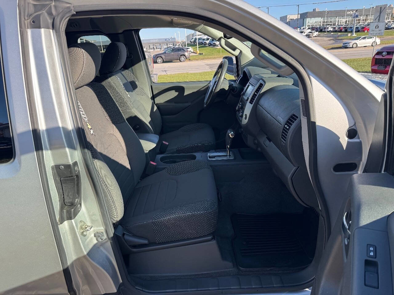 Used 2016 Nissan Frontier PRO-4X image 14