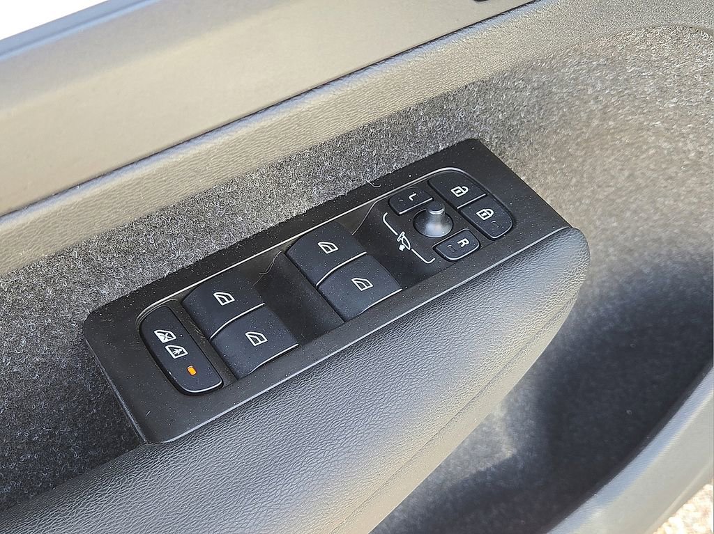 Used 2021 Volvo XC40 T5 Momentum w/ Advanced Package image 22