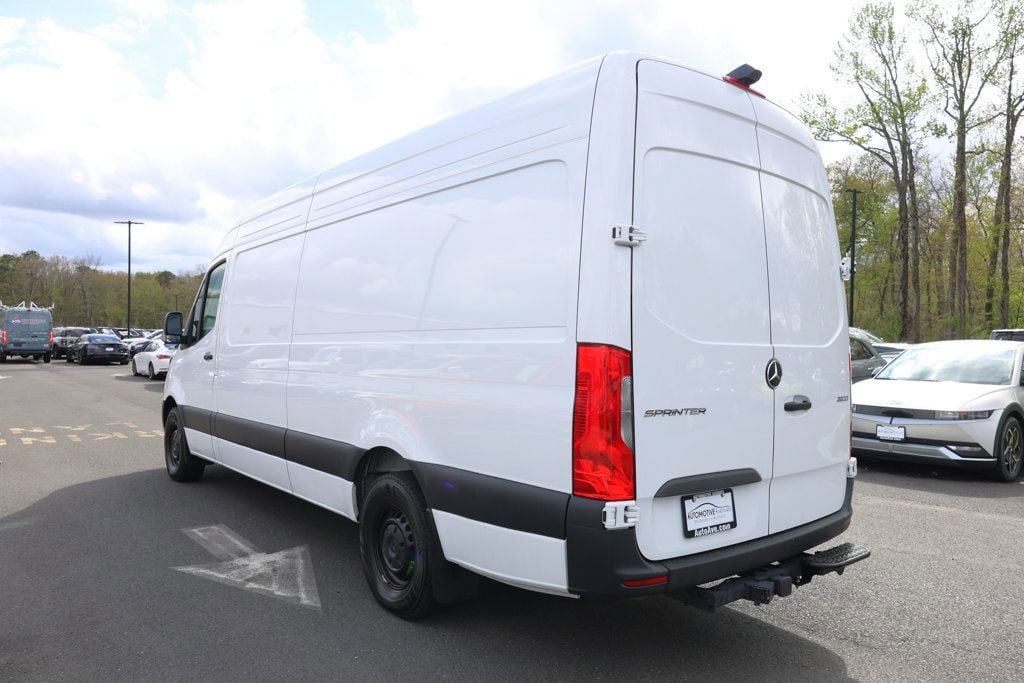 Used 2025 Mercedes-Benz Sprinter 2500 image 3